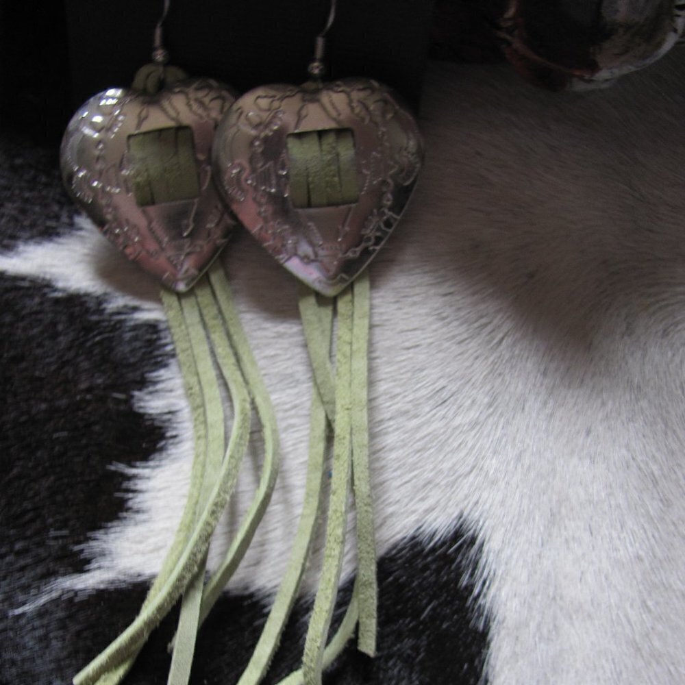 LADIES HEARTβ EARRINGS GREEN LEATHER LACE